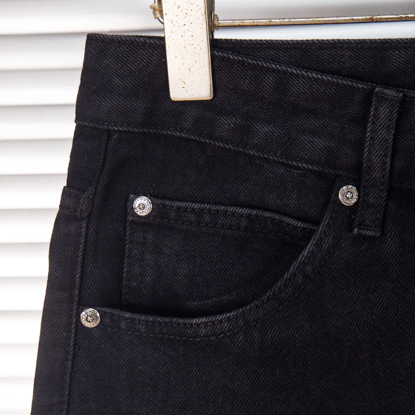 P260 Chrome Hearts Black Pants Sanskrit Black Pink Multi-Leather Jeans CH jeans need to be washed after the finished product is disassembled and then hand-stitched with sheepskin cross leather and then spliced ​​together to complete. The whole piece has too many craftsmanship to explain, patchwork cross flower embellishment, high-waisted washed jeans! ! Absolutely high-end luxury products, god-level single products and super popular products, made with top heavy industry, a must-see magic weapon. Customized hardware. The fabric is thick and soft after washing. It has good breathability. Customized small leather label. Unique design. The details are simple and elegant, and the workmanship is exquisite. The entire trousers are neatly routed and the details are in place! It’s so cool that both men and women can easily control the genderless trend! Style number: 1871# Color: black Size: 28 30 32 34